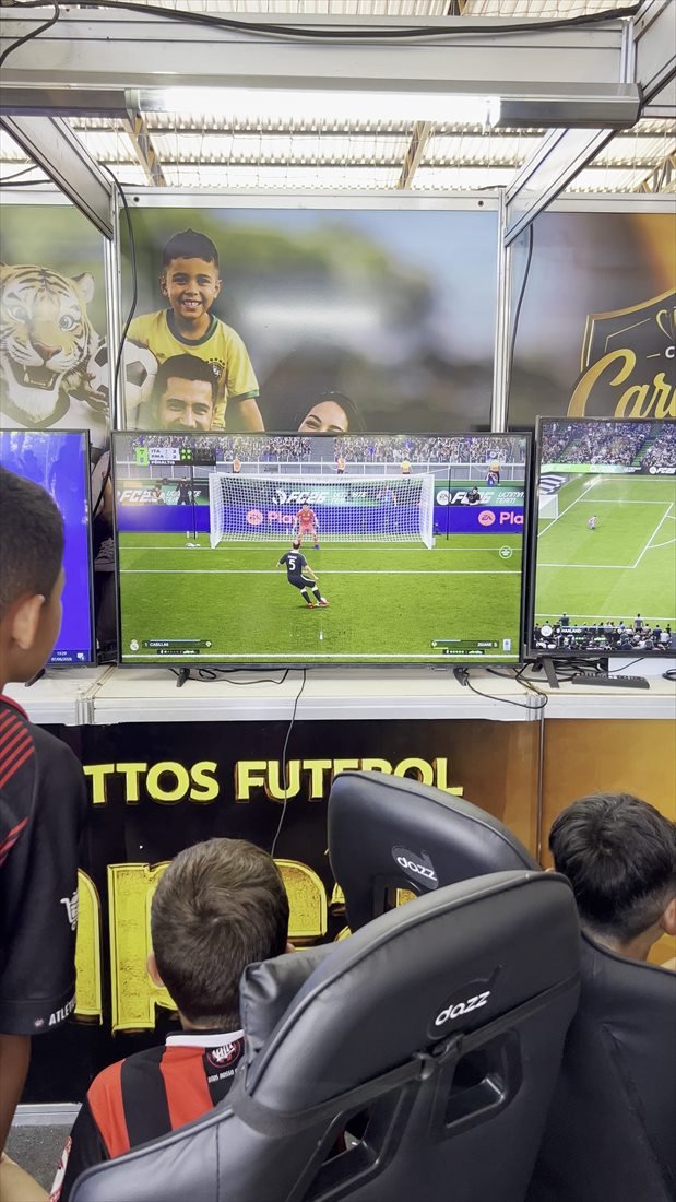 Atletas jogando FIFA na Arena Gamer da Copa Futebol Campeão