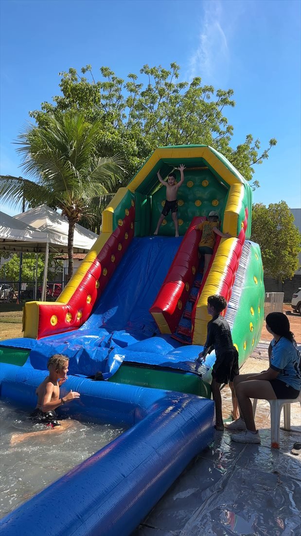 Tobogã inflável na piscina da Copa Futebol Campeão