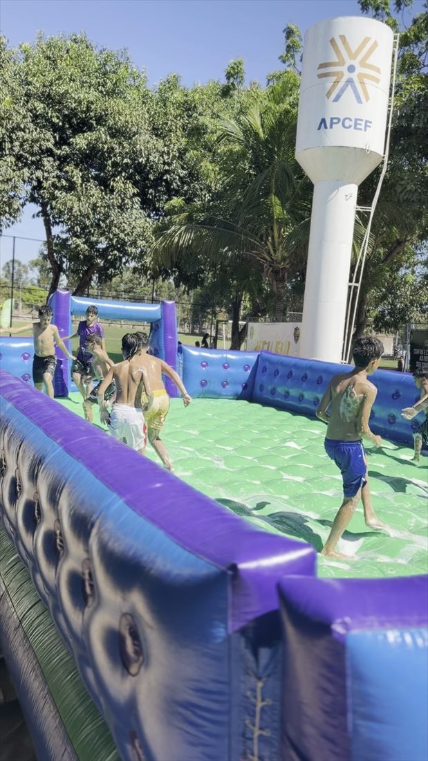 Crianças brincando na piscina inflável da Copa Futebol Campeão