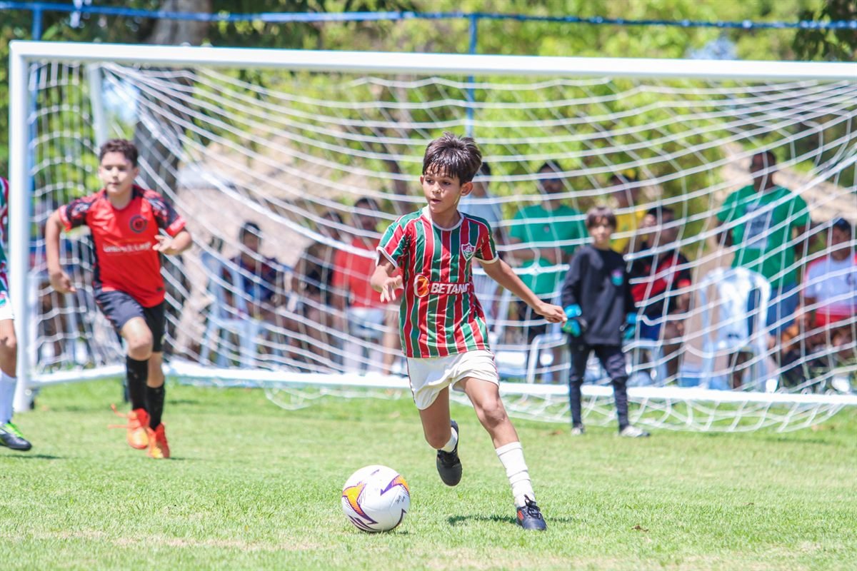 Atleta conduzindo a bola em jogada de ataque