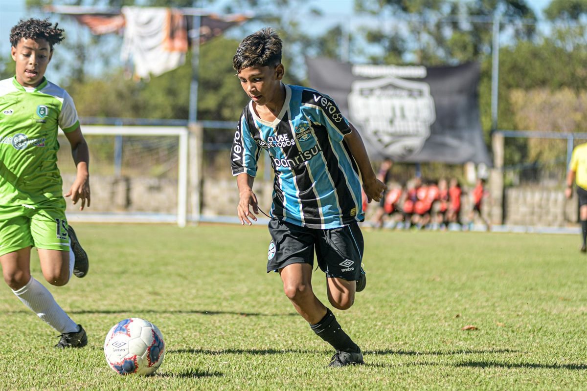 Atleta em disputa de bola durante partida da Copa Futebol Campeão