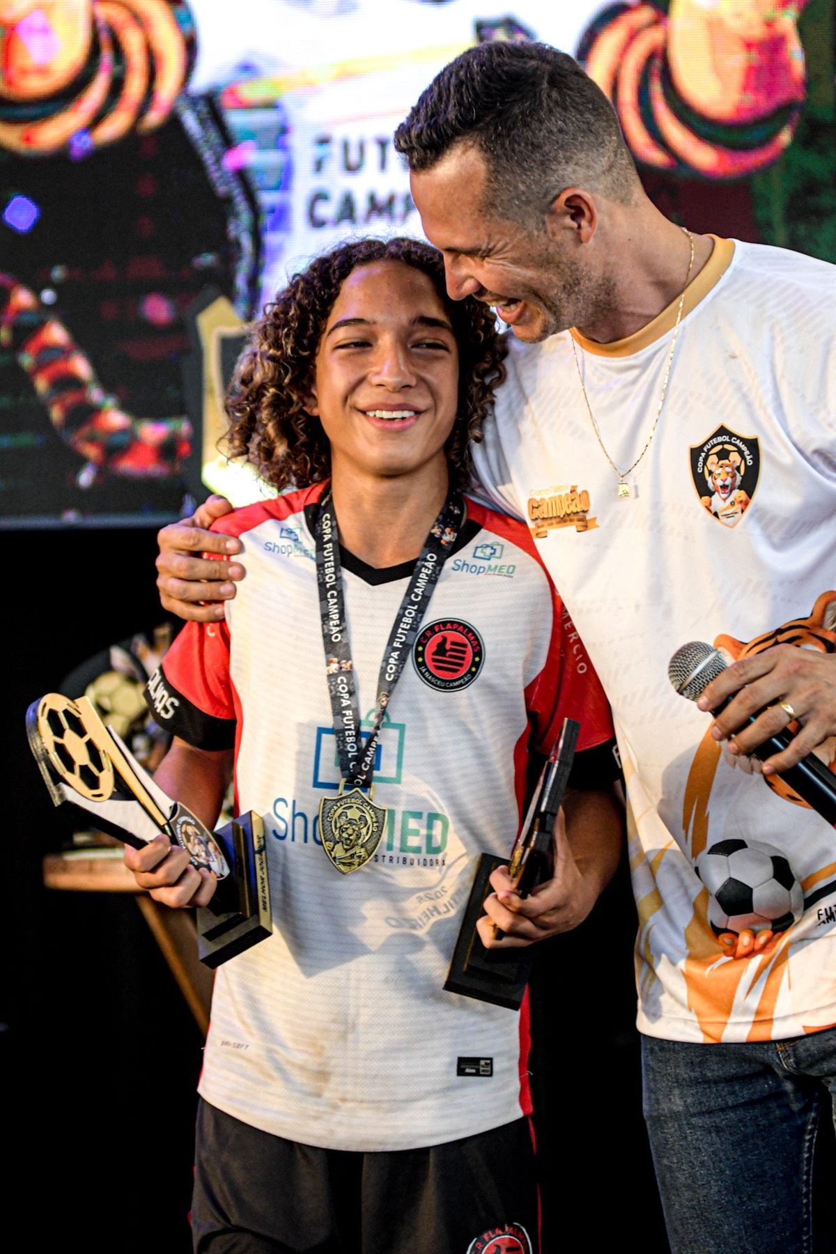 Bruno Teles entrega prêmios individuais a atleta destaque do FlaPalmas