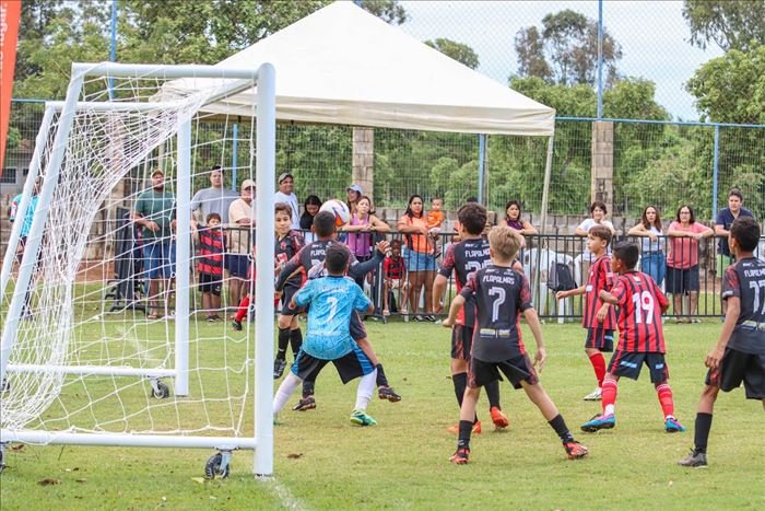 Lance de jogo na Copa Futebol Campeão 2024, goleiro tentando defender