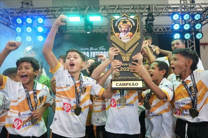 Time comemorando com o troféu na Copa Futebol Campeão 2024