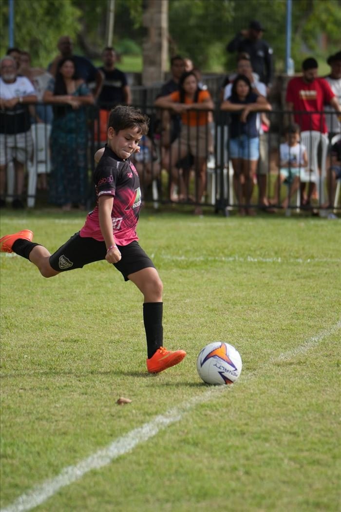 Atleta finalizando a gol na Copa Futebol Campeão 2024