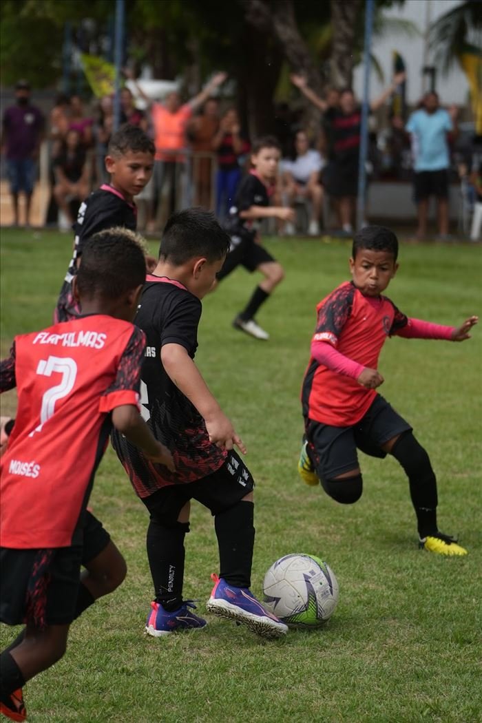 Disputa de bola entre atletas na Copa Futebol Campeão 2024