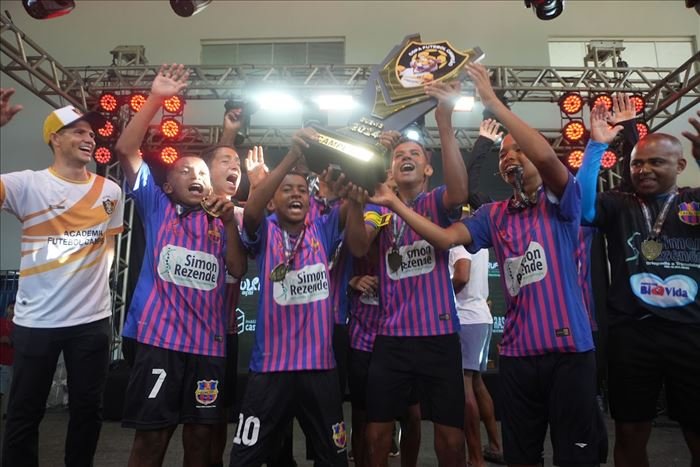 Time campeão comemorando em grupo na Copa Futebol Campeão 2024