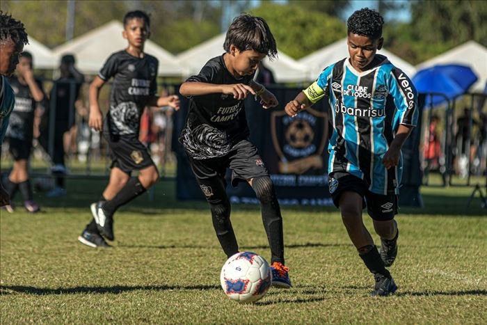 Atleta em jogada de drible na Copa Futebol Campeão 2025