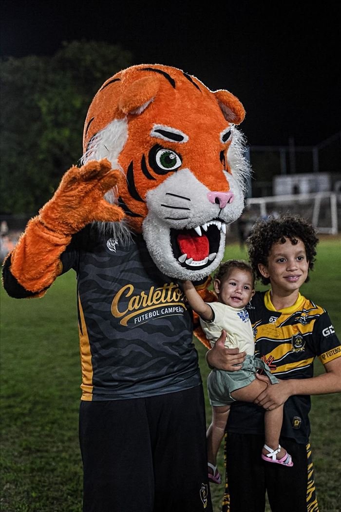 Mascote Tigrão com família na Copa Futebol Campeão 2026