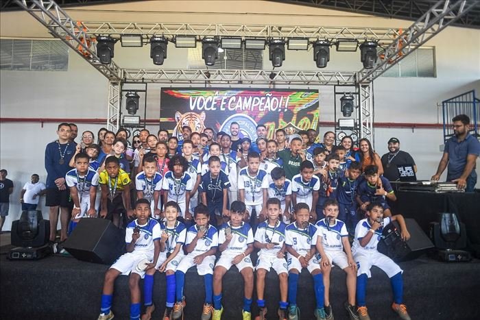Time reunido no palco de premiação da Copa Futebol Campeão 2026