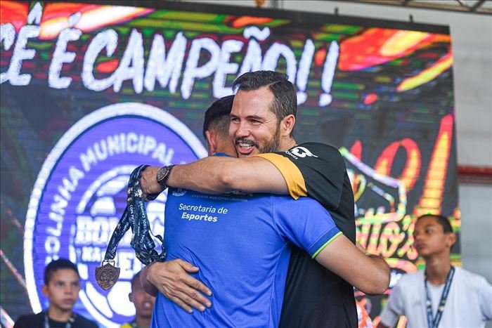 Abraço emocionado na premiação da Copa Futebol Campeão 2026