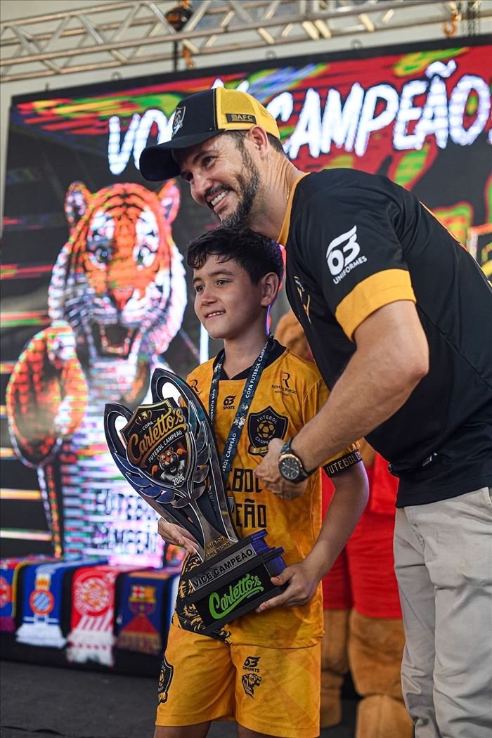 Atleta com o troféu na Copa Futebol Campeão 2026