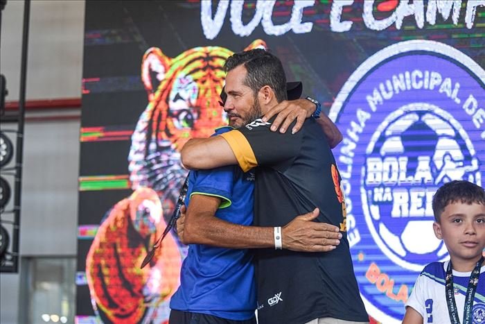 Técnicos comemorando na premiação da Copa Futebol Campeão 2026
