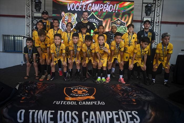 Time campeão com faixa de campeões na Copa Futebol Campeão 2026
