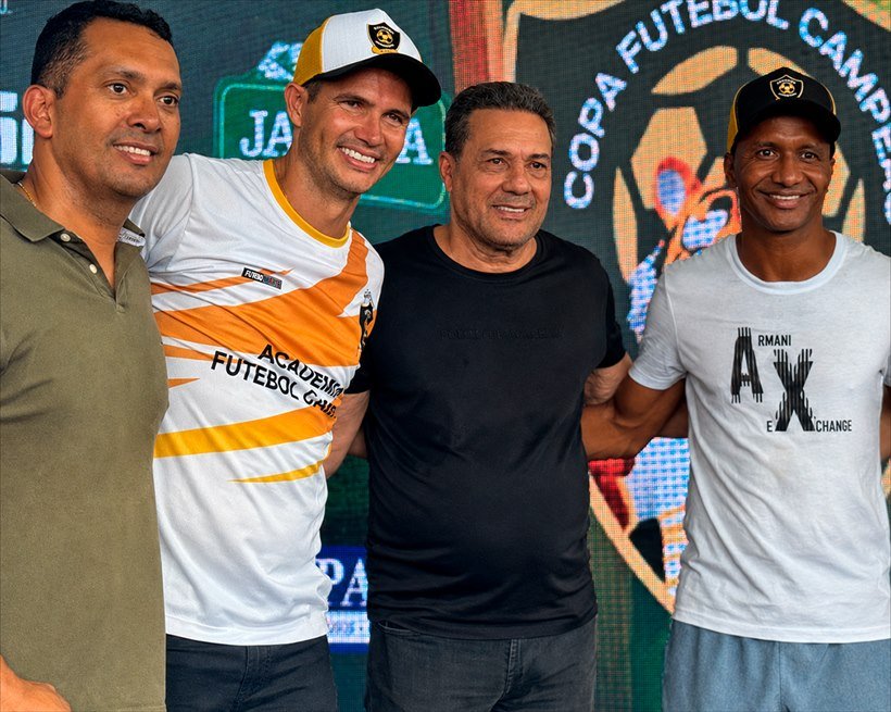 Vanderlei Luxemburgo, embaixador oficial da Copa Futebol Campeão, ao lado da equipe organizadora